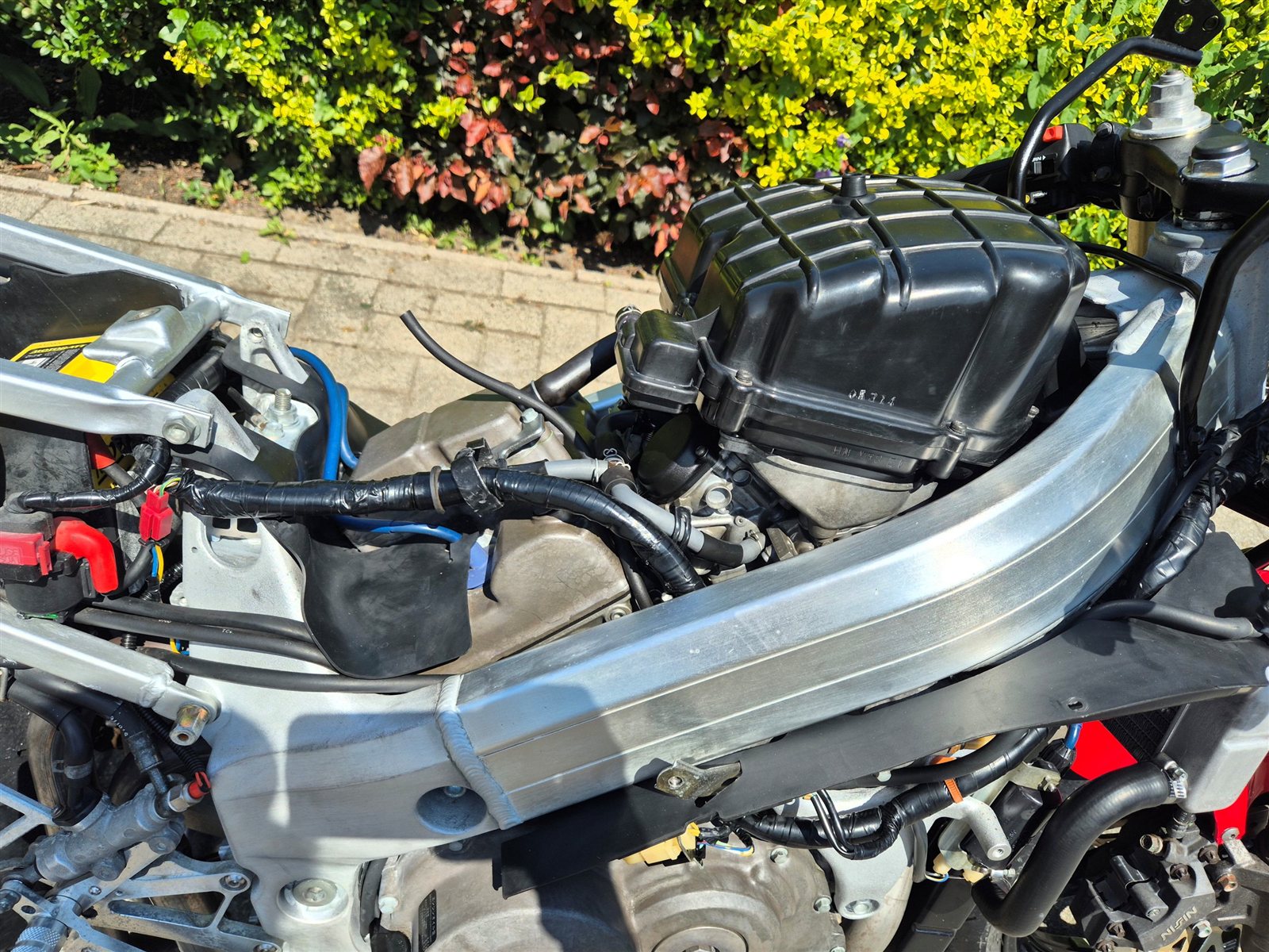 Aluminium twin-spar frame and airbox of a Honda RVF400R with the fuel tank removed