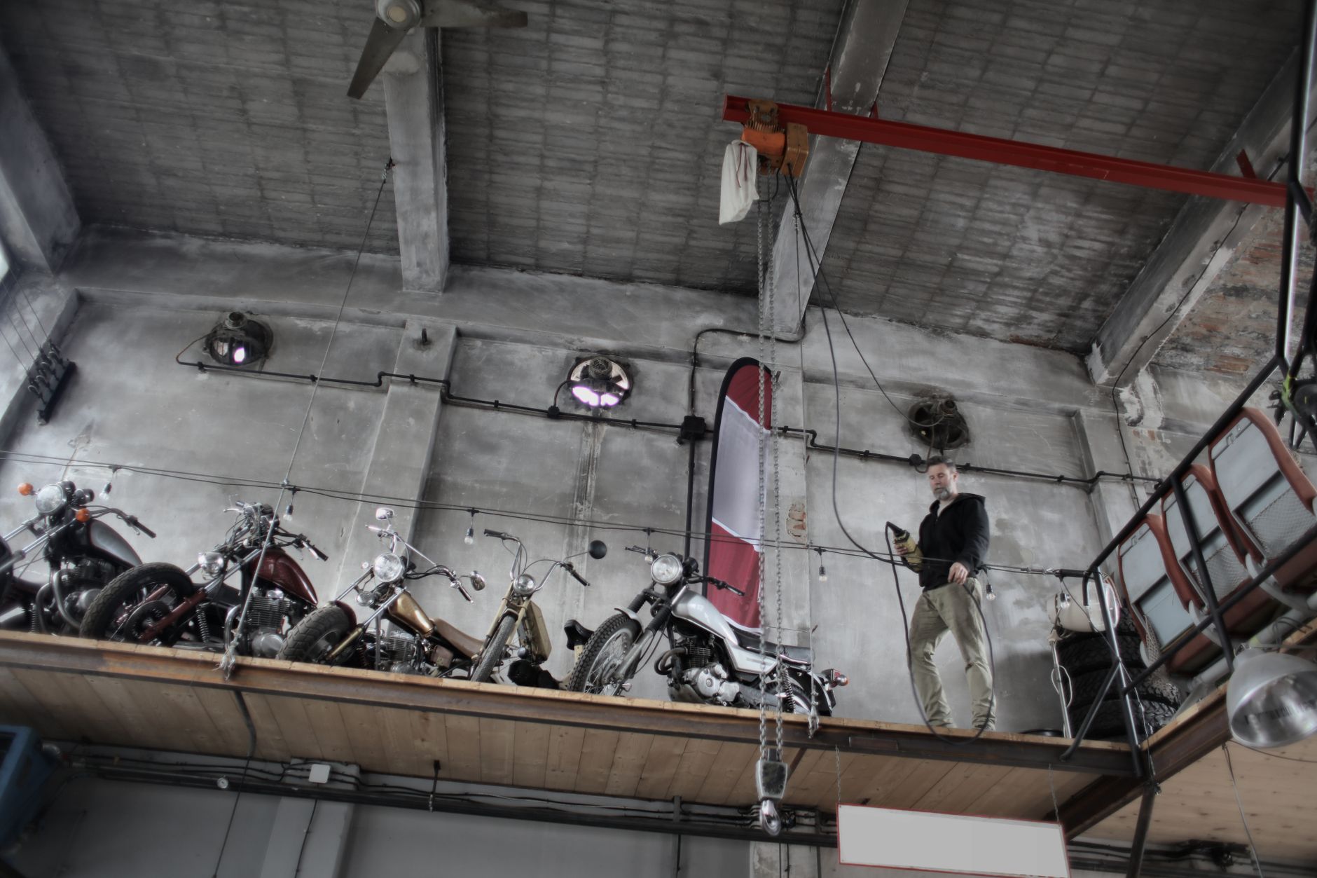 Motorrad in Langzeitlagerung in einer Scheune