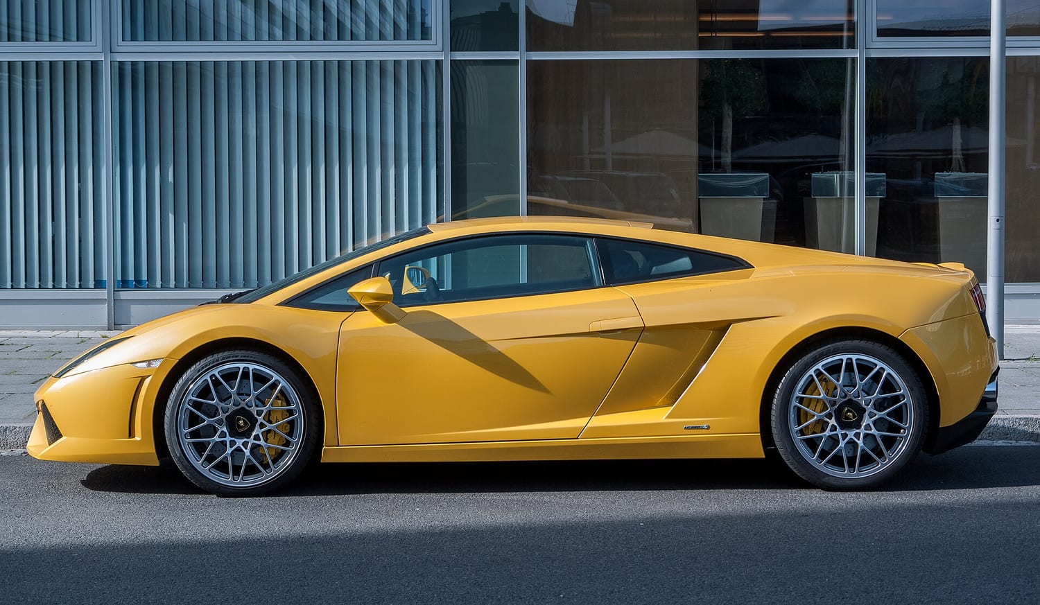 Yellow Lamborghini Gallardo LP560-4 in profile
