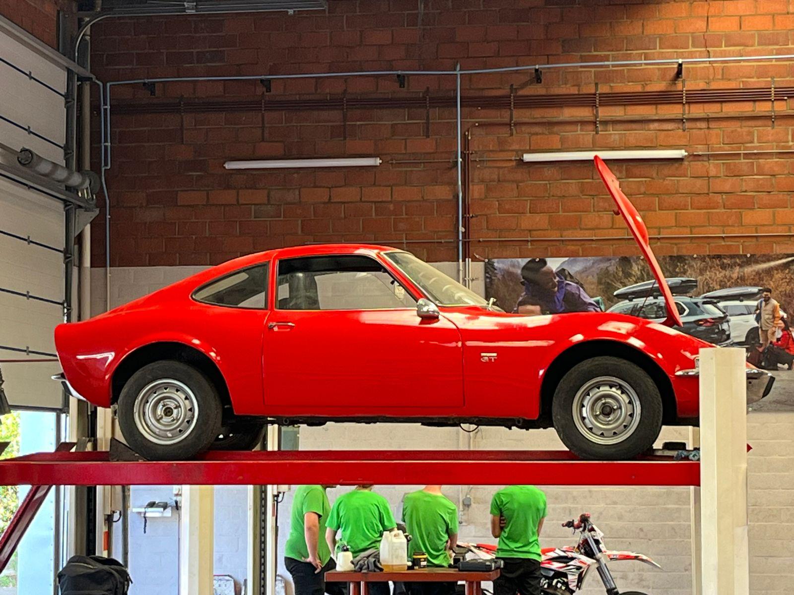 Opel GT von 1969 – Rotes Coupé, Bereit zur Restaurierung, Motor Läuft