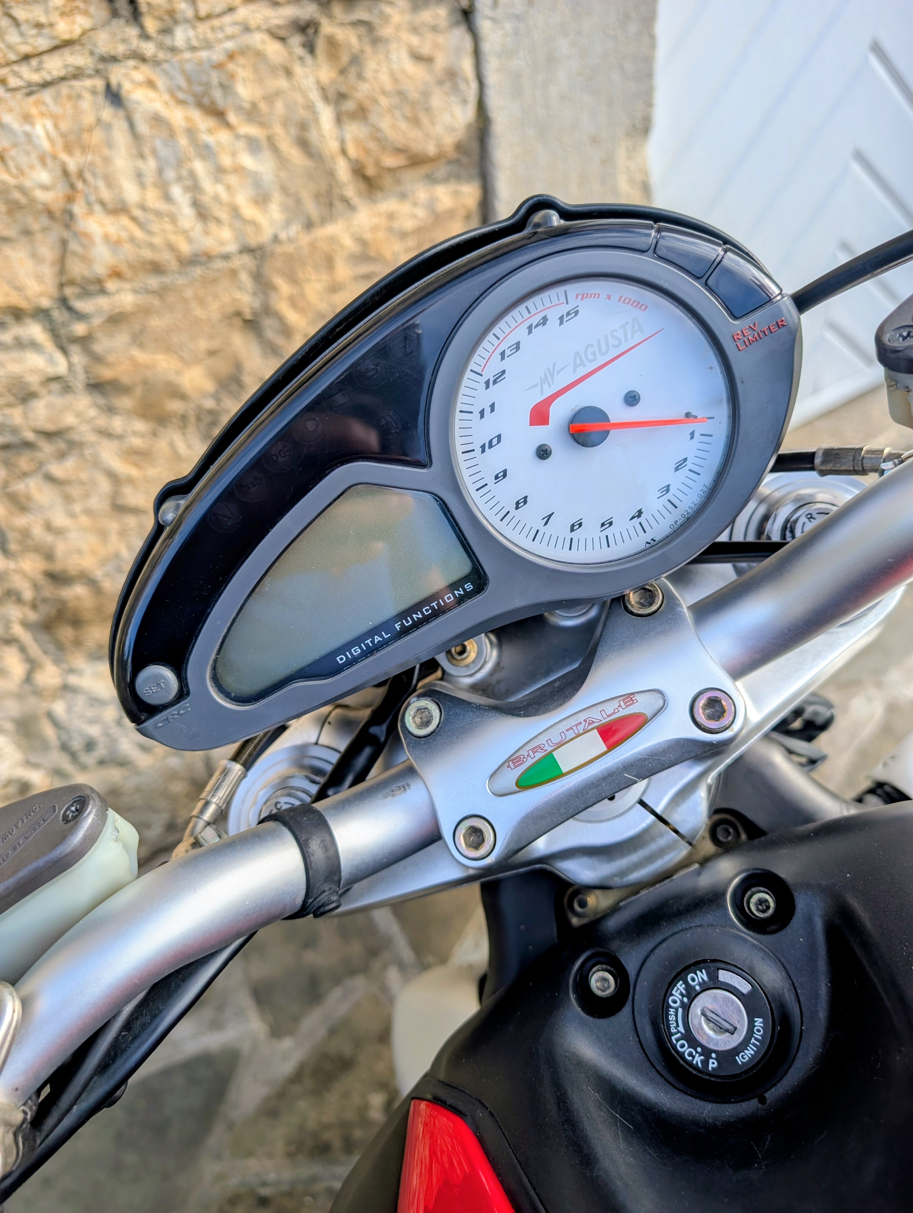 2008 MV Agusta Brutale 1078 RR – La bestia naked italiana definitiva con 154 CV en bruto de cuatro cilindros en línea