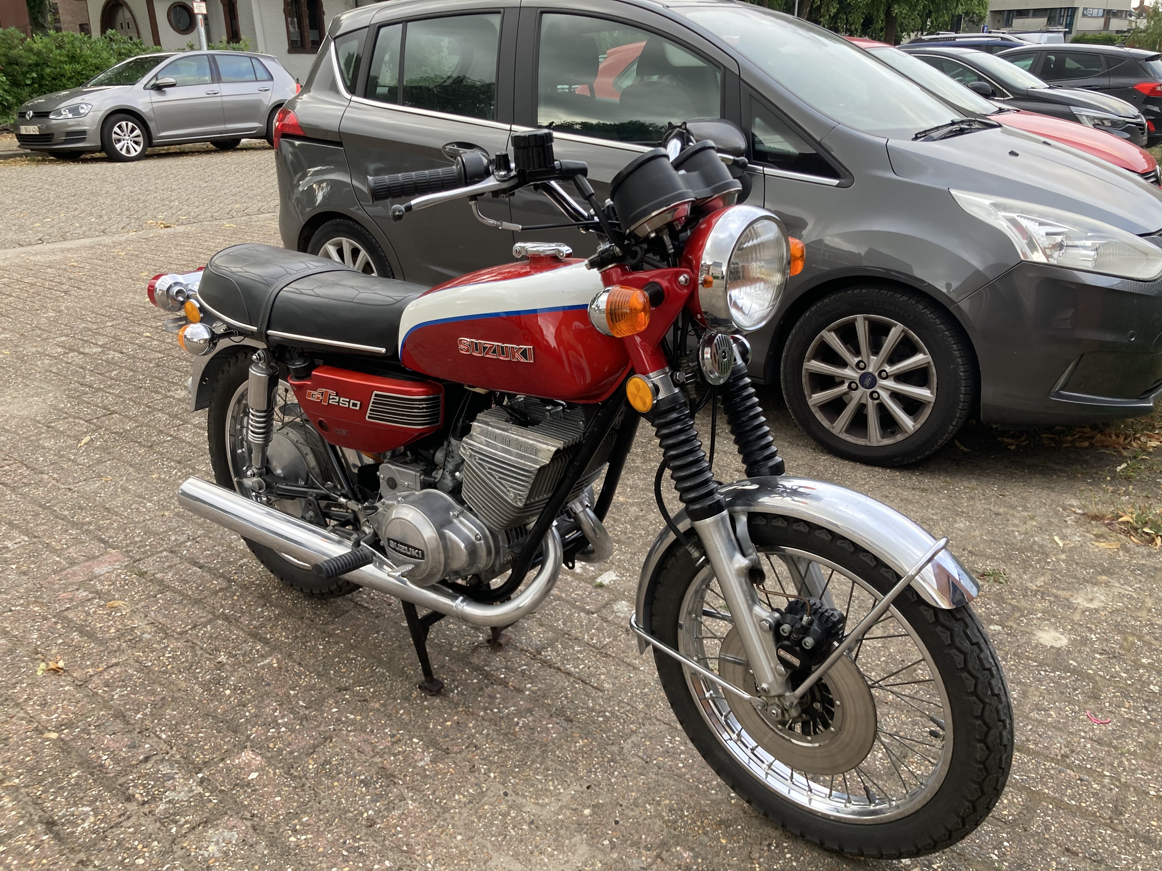 Suzuki GT250