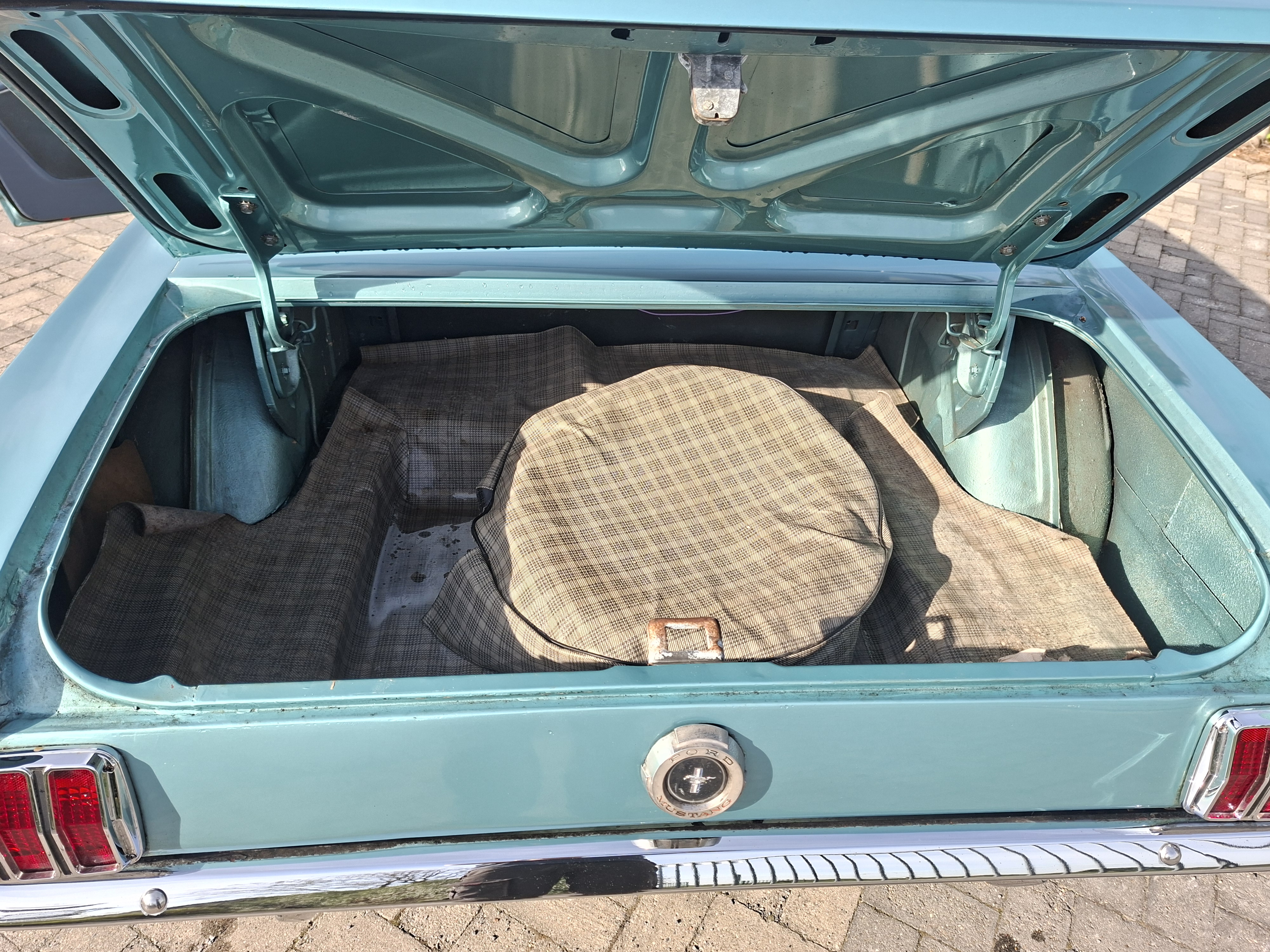 Ford Mustang Coupé del 1965 – Sei Cilindri da 3,3 Litri, Automatica, Titolo USA